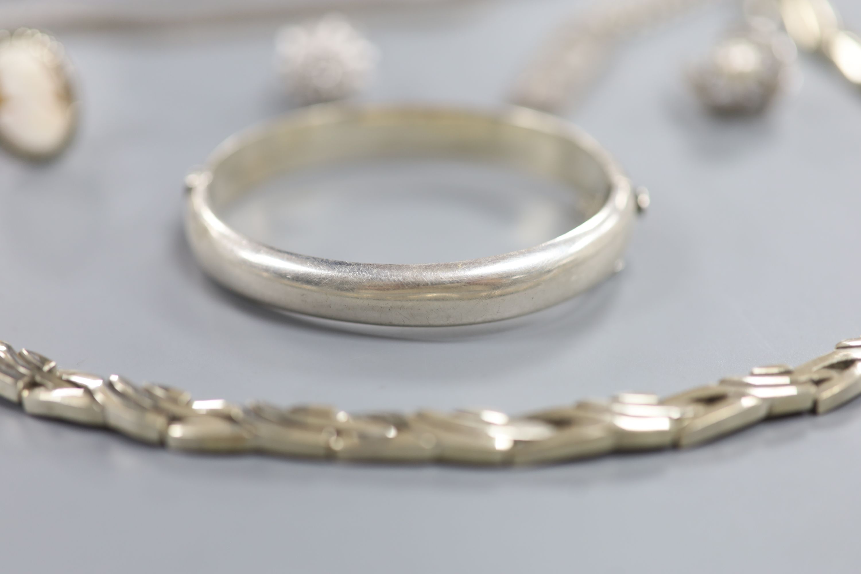 A modern silver necklace and other modern jewellery.